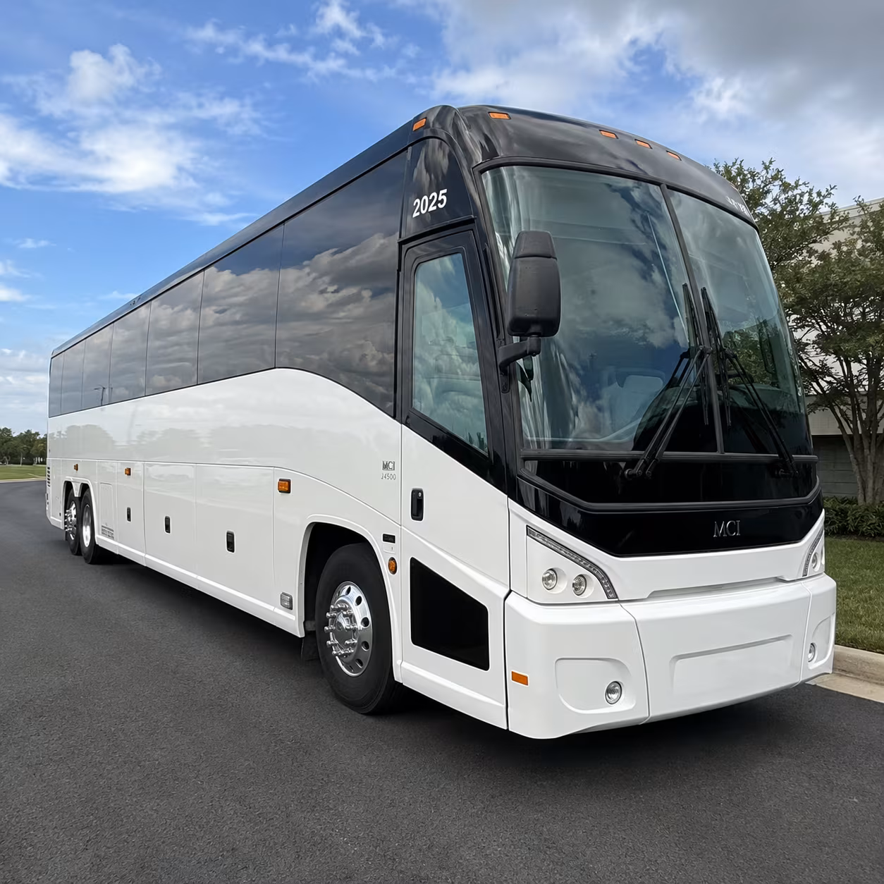 charter bus rentals airport transfers at detroit metropolitan wayne county airport dtw